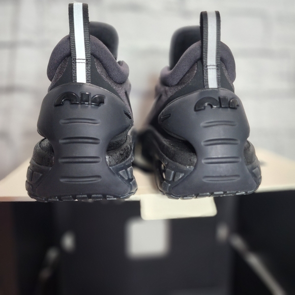 NIKE ADAPT Auto MAX in Triple Black (U.S. Charger) - Picture 8 of 13